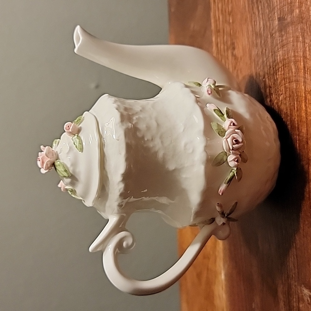 White Pia Teapot with Roses